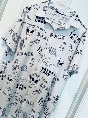 ROMWE White Shirt with Black Graphic Space Alien Print XL Alt Punk Fun Aloha